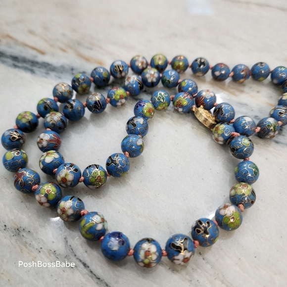 Beautiful vintage cloisonné necklace featuring vibrant hand-enameled floral bead - Picture 3 of 8